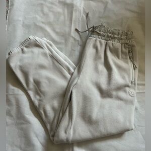 Vuori Aspen fleece Jogger in color “Salt”